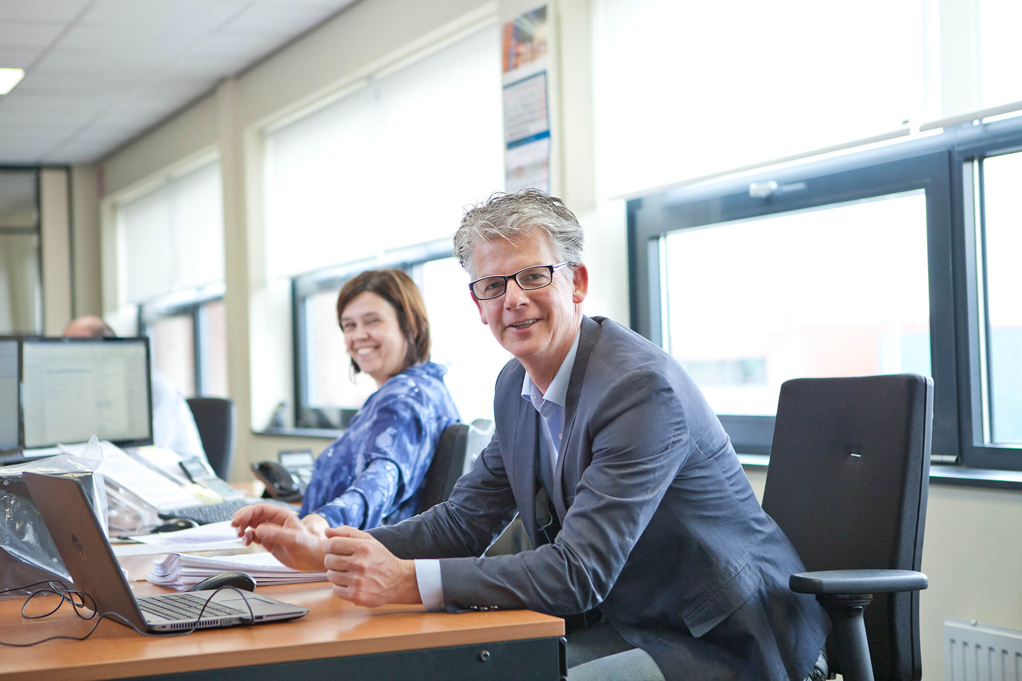 Twee medewerkers van Holland Air Pumps achter hun bureau